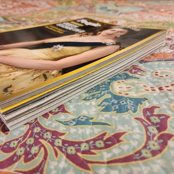 6 Tribute Magazines of Queen Elizabeth II - Picture 5 of 8